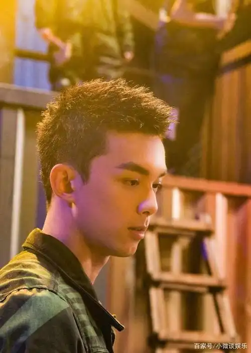 吴磊迷彩服造型清爽刺猬头短发干净利落