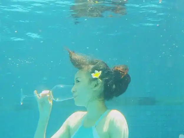 陈意涵怀孕六个月!挺巨肚游泳毫无压力,满脸雀斑仍优雅自信!