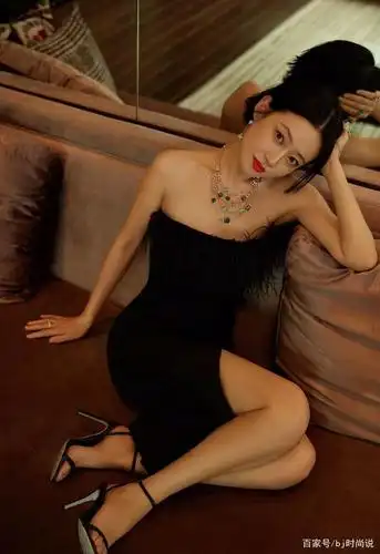 谭卓身穿黑色系连衣裙,高贵冷艳,气质不凡