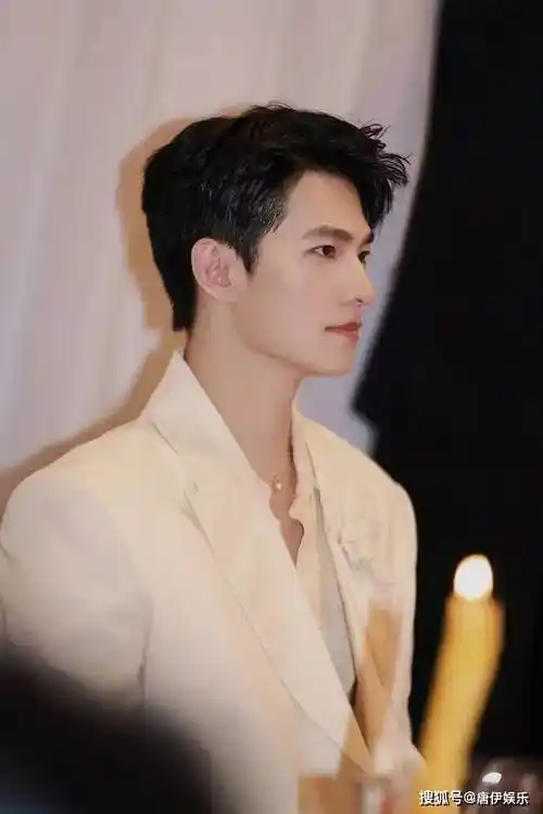 杨洋活动照释出,白衣贵公子风范尽显,晚宴西装造型更添优雅