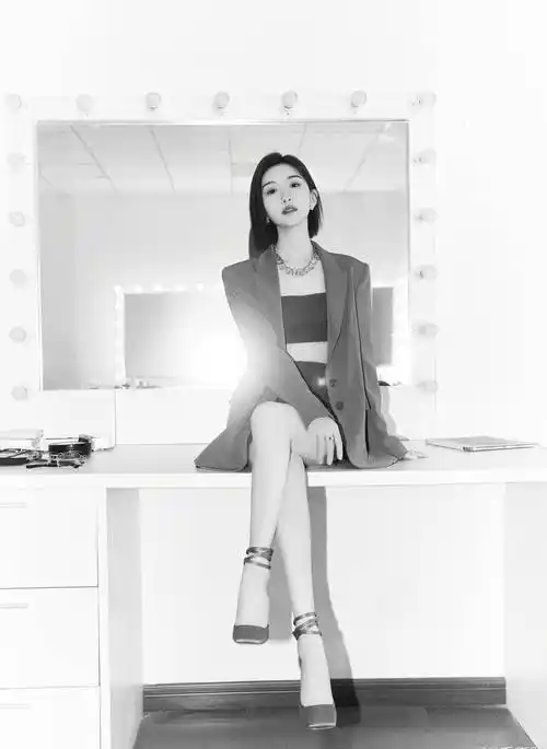 毛晓彤抹胸装短裙大长腿性感写真_短裙_写真_毛晓彤