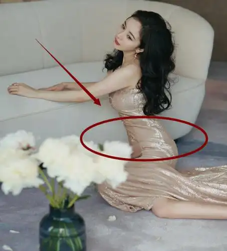 杨幂穿超紧的"鱼皮裙",坐下却忘记吸肚子,谁注意腰围?真不敢信