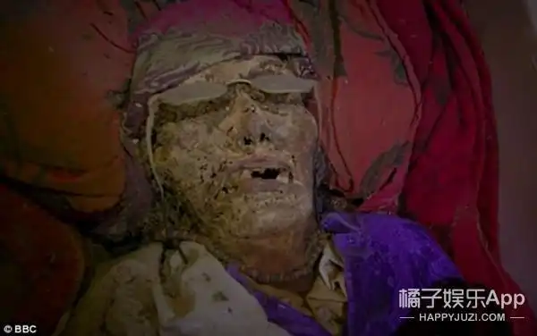 在这里,人死后不下葬直接摆在家里养着