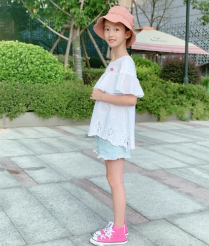 11岁童模因颜值高被禁整容,拿"石灰袜"当鞋子穿,腿比竹竿细