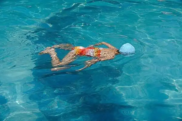 泳姿决定身材做水中美人鱼