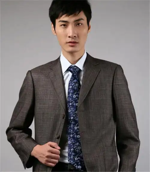 白色的衬衫,这样是比较中规中矩的搭配风格,至于领带的搭配就是看个人