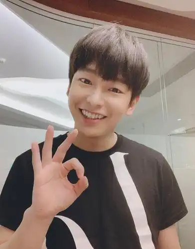 今日份少年彭昱畅时尚休闲生活照