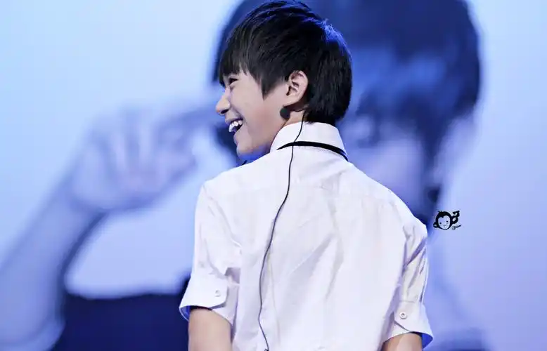 易烊千玺# 怎么笑的那么开心啊 - 堆糖,美图壁纸兴趣社区