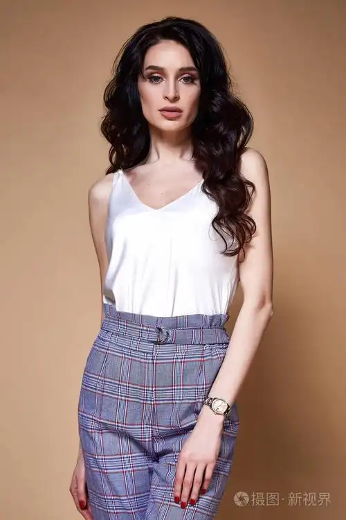 性感美女美女脸棕褐色皮肤穿丝绸上衣和裤子