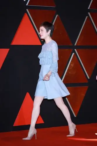 孙俪娘娘太清新了!穿水蓝"蕾丝"连衣裙好显活力,喇叭袖好可爱