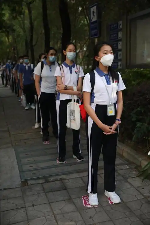 深晚图集 | 深圳80万中小学生今日返校复课|学校_网易新闻