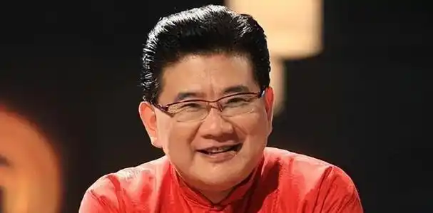 从"上海主持人"到"名声不好",网友对曹可凡的评价褒贬不一