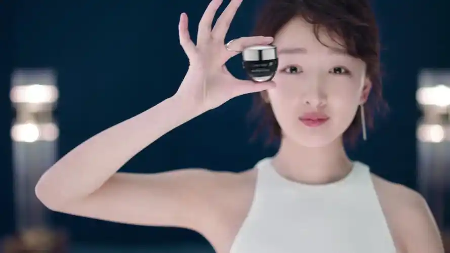 这个点了还不睡?你收到了来自@周冬雨的凝视!害怕熬夜熬出黑眼圈?