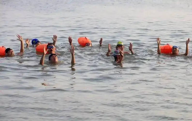 踩水训练.队员们经常在一起讨论各种应急救援方案.耐力训练必不可少.