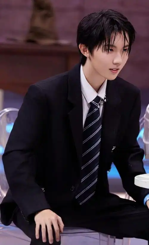 "321看这边"考验注意力,首轮游戏是马嘉祺,丁程鑫对战严浩翔,贺峻霖