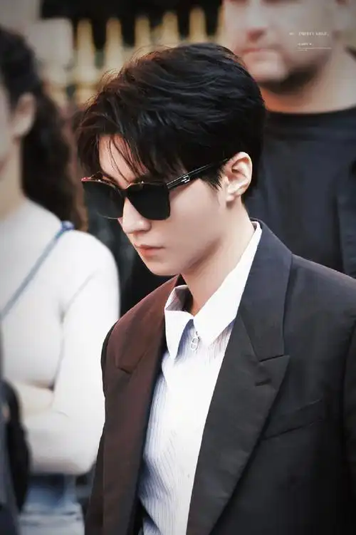 王俊凯巴黎时装周造型#王总好!西装,白衬衫,墨镜,太帅啦!