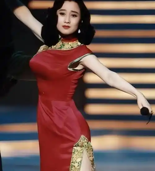 李连杰老婆利智近照:戴老花镜,剪短发,一夜苍老认不出!