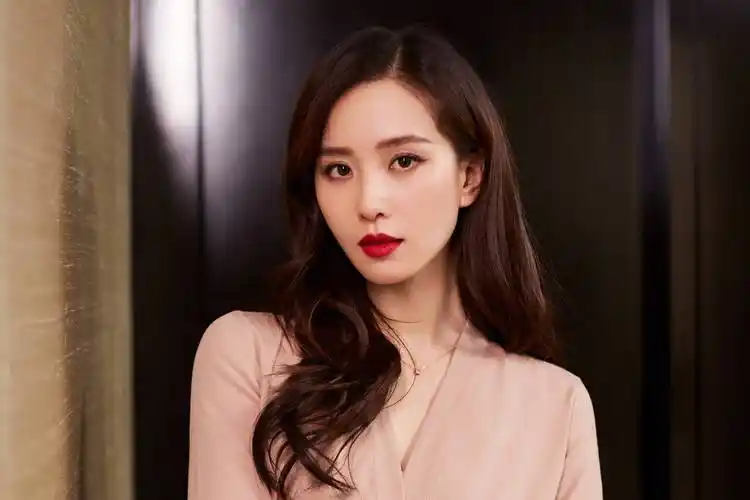 刘诗诗真实近照曝光,嘴歪脸斜法令纹深又黑,疑似医美后遗症严重_网友