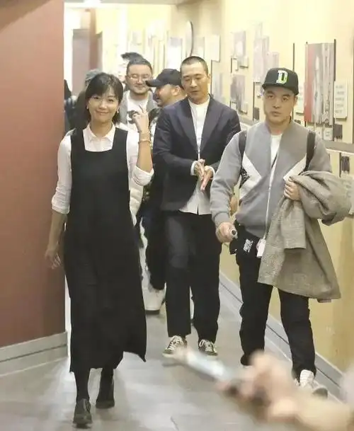 徐静蕾黄立行罕合体穿背带裙美成初恋黄立行穿西装荷尔蒙爆棚