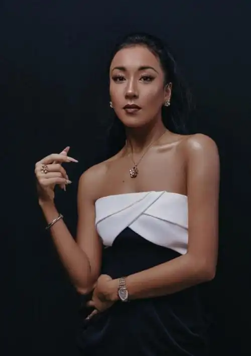 吉克隽逸,中国内地彝族流行乐女歌手,影视演员.