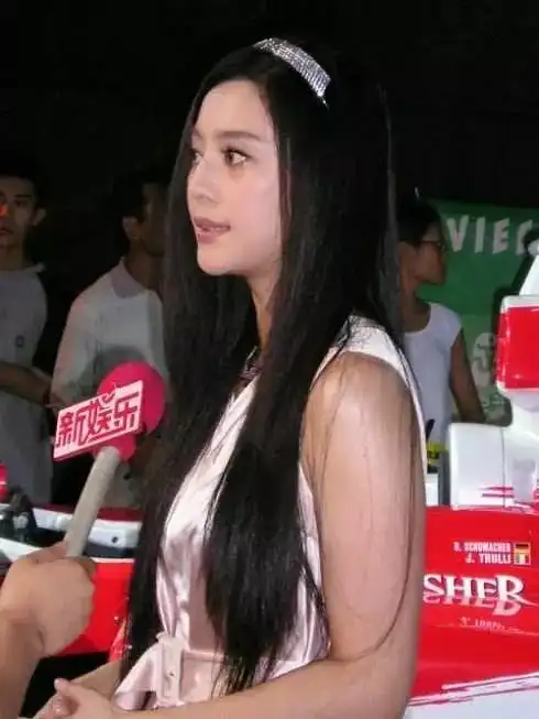 走女王范的范冰冰很少穿这种风格的衣服,再加上之前比较胖,这种衣服