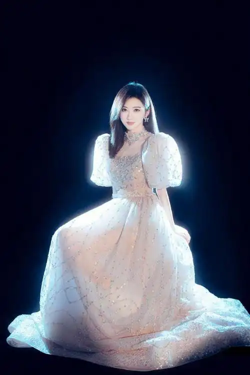 景甜新造型真美!优雅华丽展现出富贵花气质,这才是最好穿搭