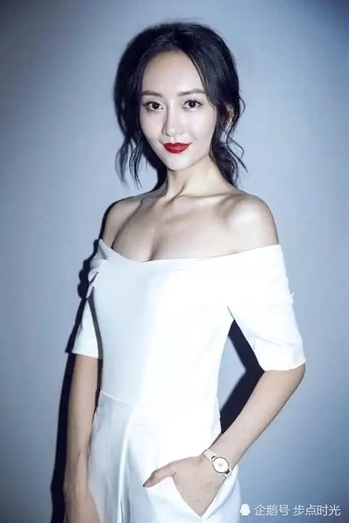 网友偶遇王鸥拍戏,身材一级棒,一个动作超接地气