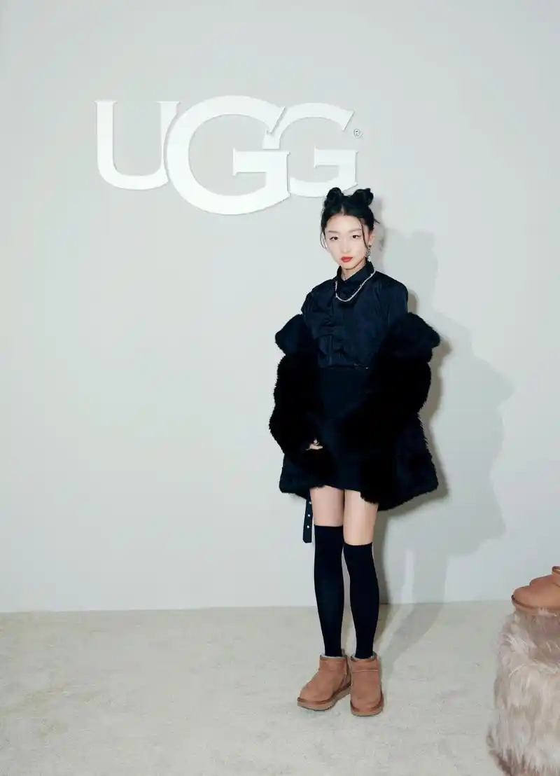 原创周冬雨丸子头造型可爱俏皮穿雪地靴拍写真随意凹出时髦范