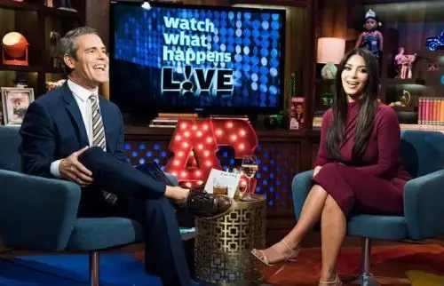 美国名媛卡戴珊做客访谈节目 撅美臀任主持人拍合影