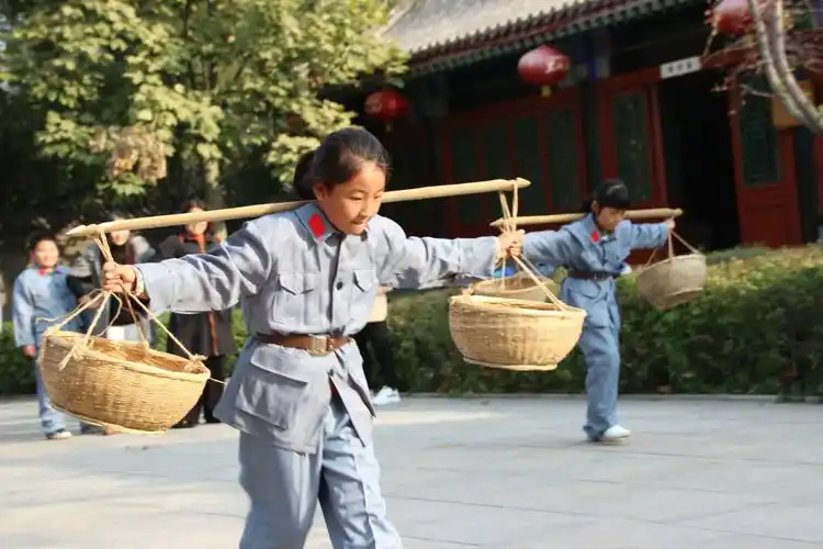 支援前线(挑扁担)