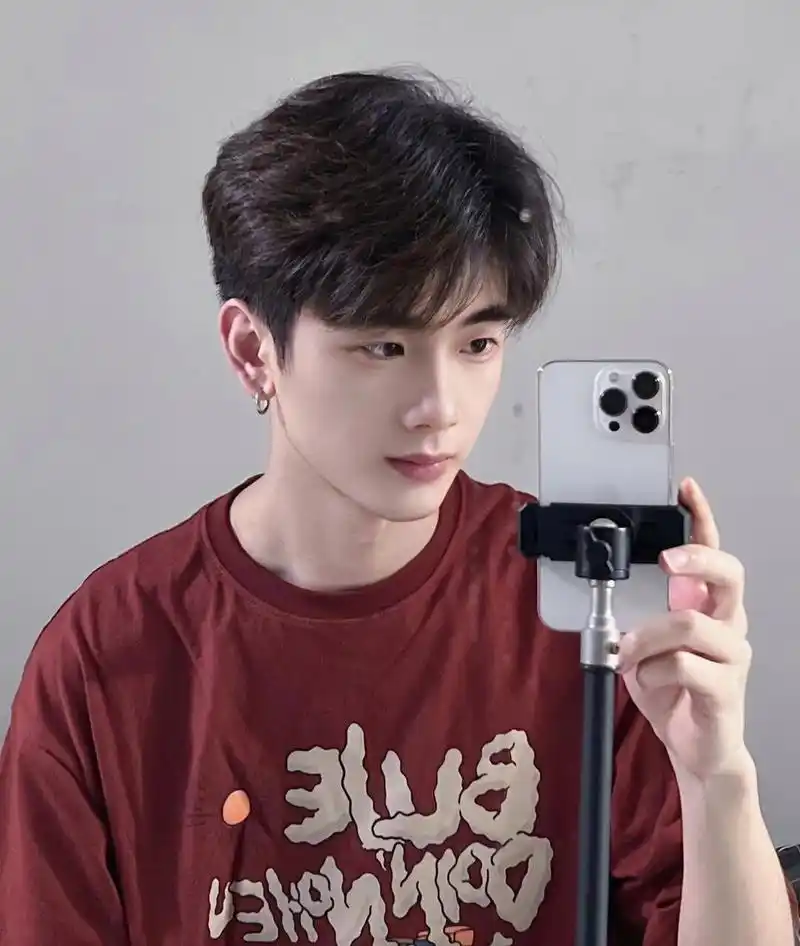 整体留长13厘米左右,顶部气垫微蓬松,鬓角留长修饰脸型,整体打理自然