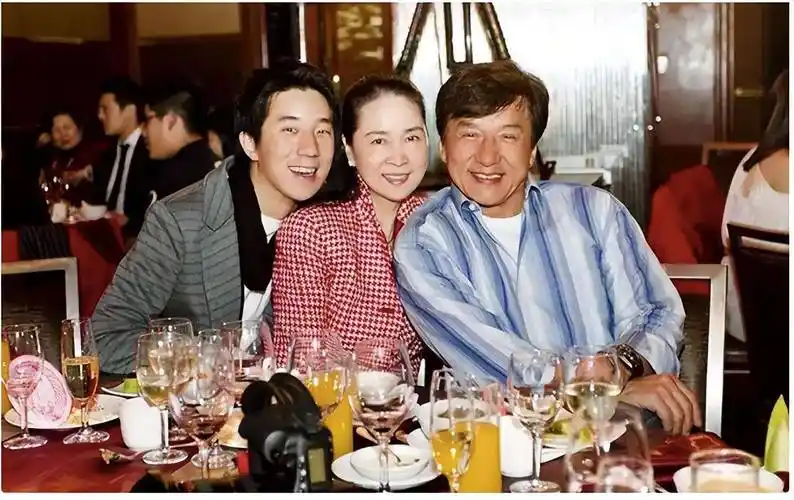 原创成龙一双儿女各有归属女儿得不到财产儿子能领至少25亿