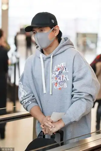 吴奇隆戴两件套不掩帅气 对镜挥手温和有范儿