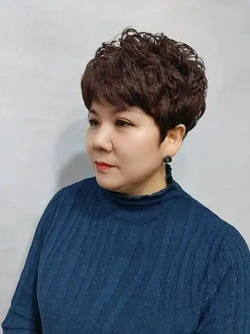 50多岁的姐姐做款纹理烫利落又年轻还有很多款流行发型