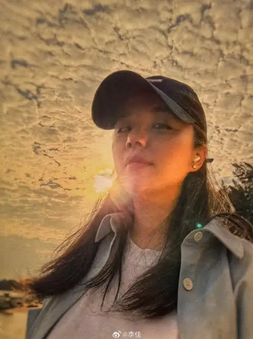 靳东46岁妻子李佳状态完美,不惧年龄焦虑!自然美永远是最好的!_生活_