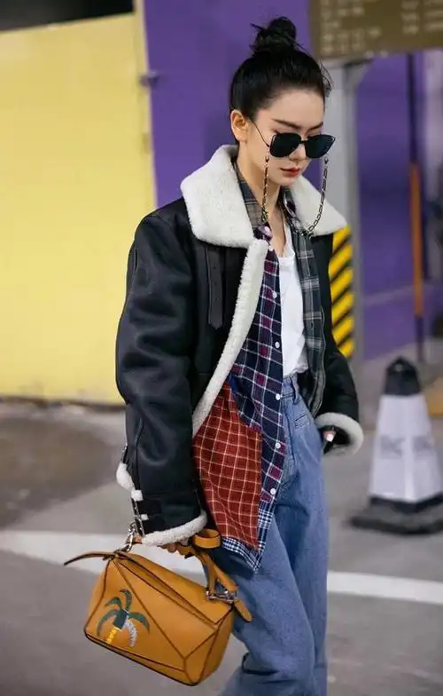 戚薇机场街拍超有范皮毛外套搭牛仔裤时髦与温度兼具