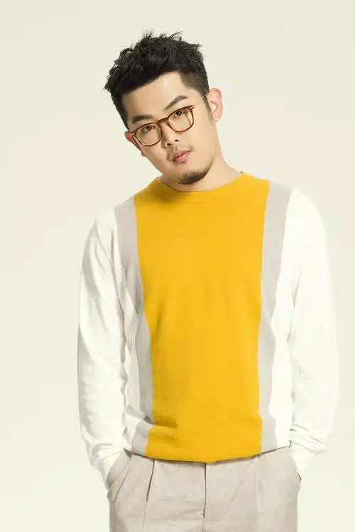 组图:何佳乐全新原创专辑《十万个自己》上线