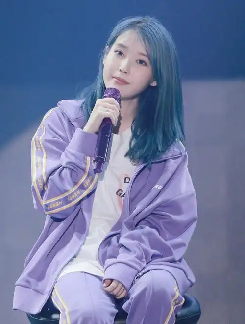 蓝发iu好漂亮穿紫色运动服唱歌休闲大方果然颜值高穿啥都美