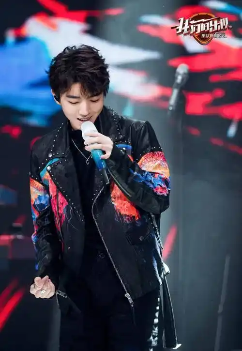 拿着话筒的王俊凯,是不是很像梦中男孩的模样?