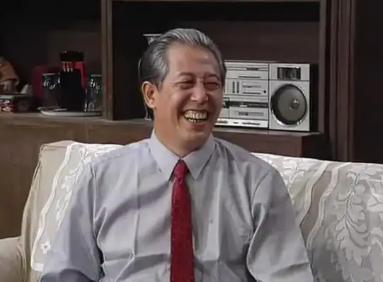 文兴宇老师在拍摄时其实才五十多岁,剧中满头白发的效果是染的,染的!