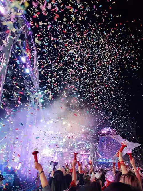 演唱会的彩带能有多浪漫