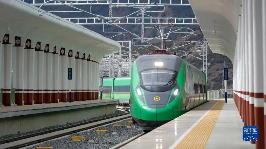 2021年6月25日,这条西藏首条电气化铁路正式开通运营,将拉萨至林芝的