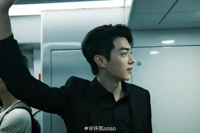 许凯晒背影照健身的原因有衬衫下的肌肉线条太有魅力了吧