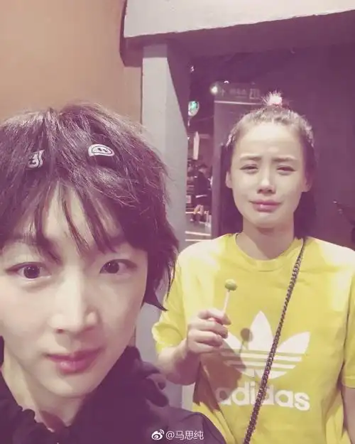 周冬雨为马思纯狂吹彩虹屁 掐点庆生遭"嫌弃"