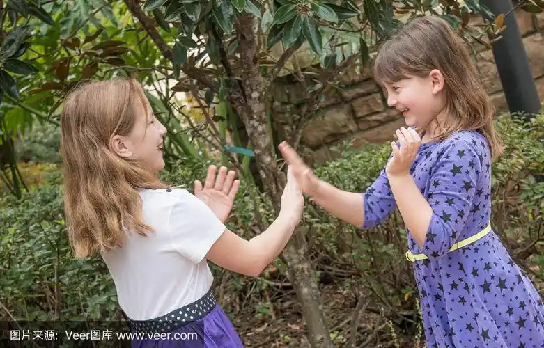 小女孩在玩拍手游戏