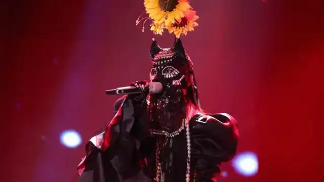 《蒙面唱将》最无辜的歌手,戴上面具台下没反应,摘下头套观众欢呼!