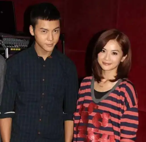 陈伟霆蔡卓妍分手后首同框男方见阿sa立马逃离眼神躲闪尴尬