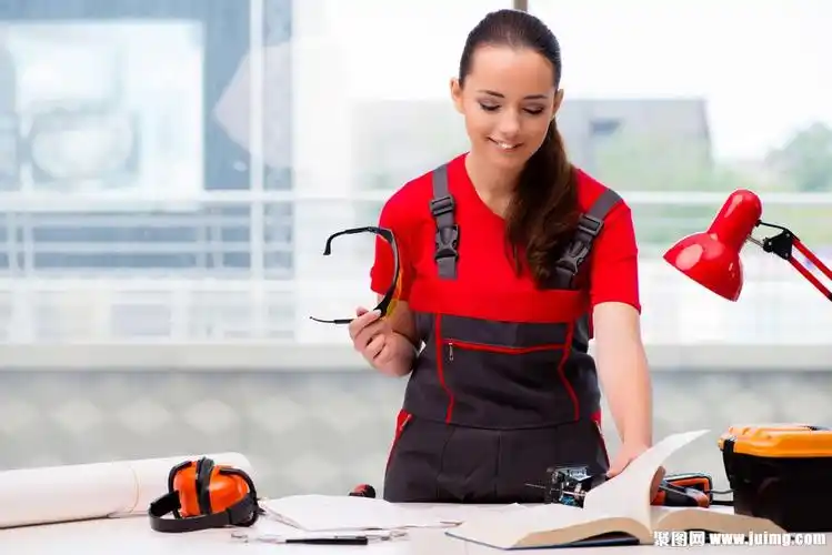学习修理技术的女人图片