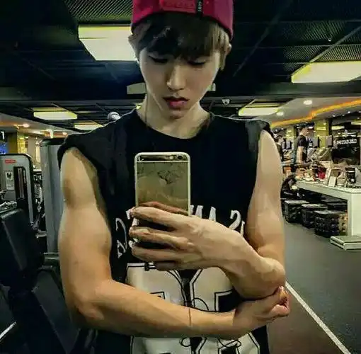 4,李易峰,李易峰在电影《动物世界》中就有非常不错的胸肌围度,可以