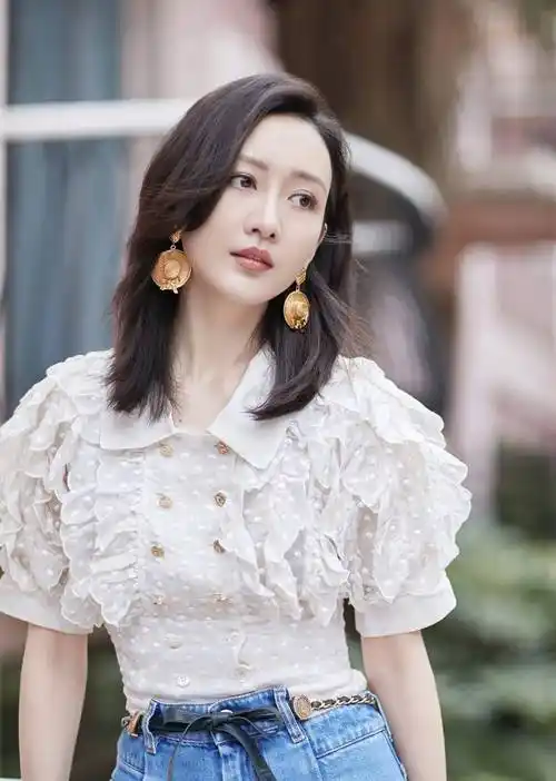 王鸥秀猫女郎造型,带美瞳眼睛一只咖色一只蓝色,突破形象太魅惑_设计